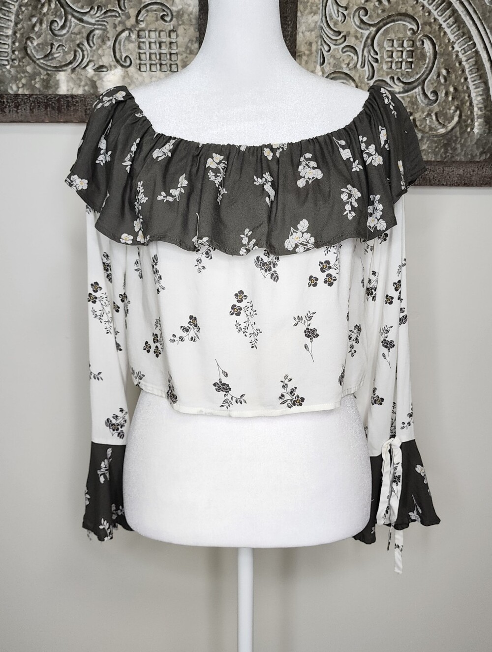 Vtg. BONGO Y2K Cream & Olive Green Boho Floral Trumpet Sleeve Flowy Crop Top Med